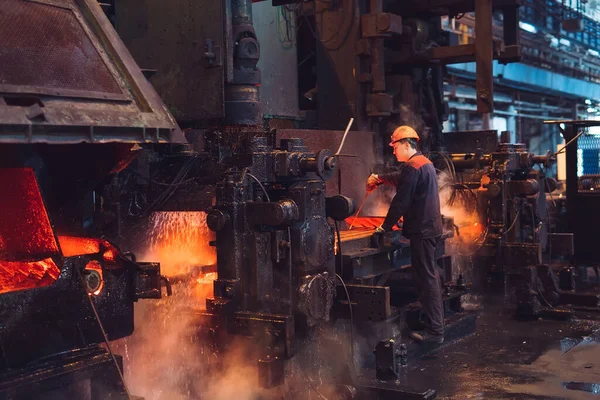 Lavoratori dell'acciaieria. Ambiente industriale. — Foto Stock