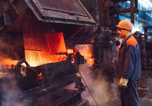 Lavoratori dell'acciaieria. Ambiente industriale. — Foto Stock