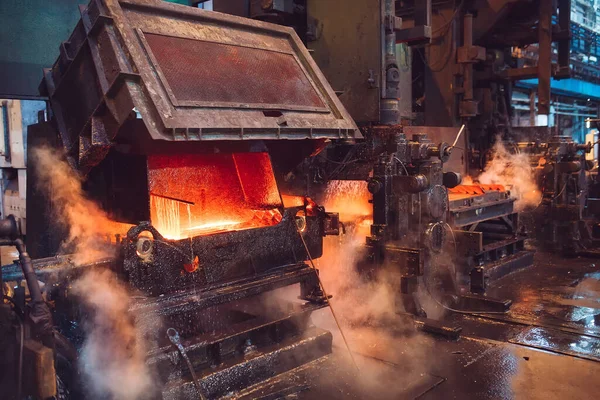 Acero caliente en el transportador en una fábrica de acero — Foto de Stock