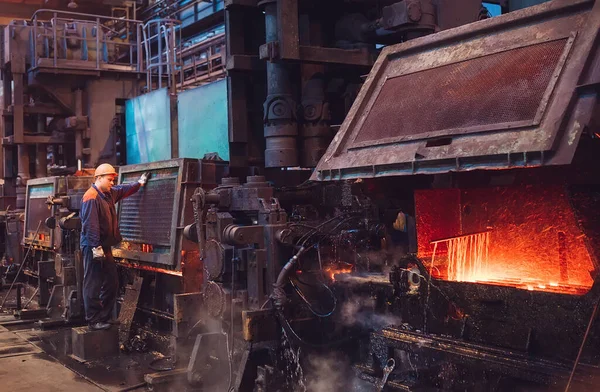 Trabalhadores na siderurgia. Ambiente industrial. — Fotografia de Stock
