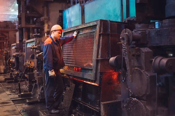 Trabalhadores na siderurgia. Ambiente industrial. — Fotografia de Stock
