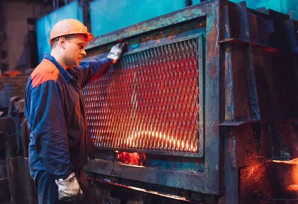 Dolgozók az acélgyárban. Ipari környezet. — Stock Fotó