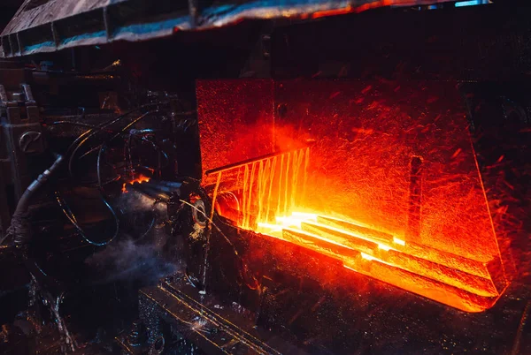 Heet staal op transportband in een staalfabriek — Stockfoto
