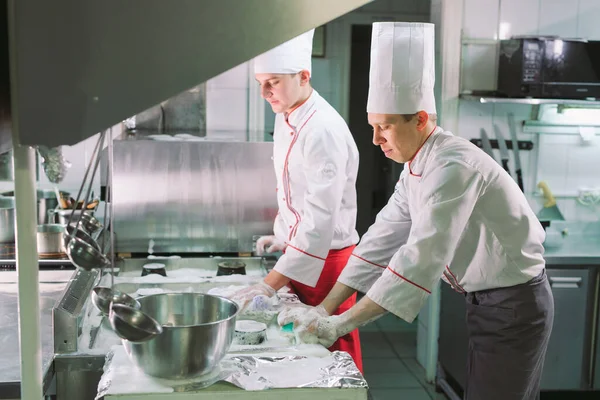 Sanitary day in the restaurant. Repeats wash your workplace. Cooks wash oven, stove and extractor in the Restaurant. — Stock Photo, Image