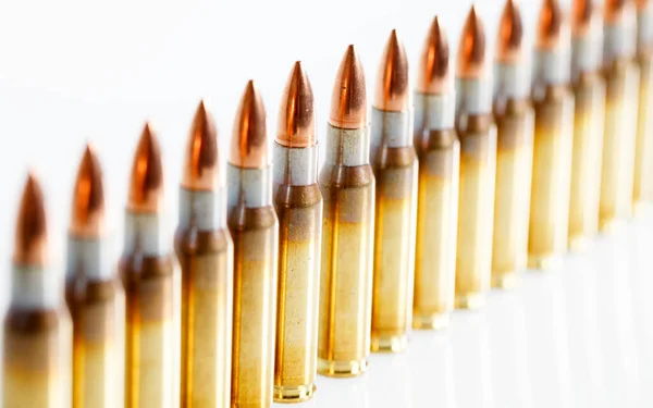 Cartuchos de caça de calibre em um fundo branco. 308 Vitória — Fotografia de Stock