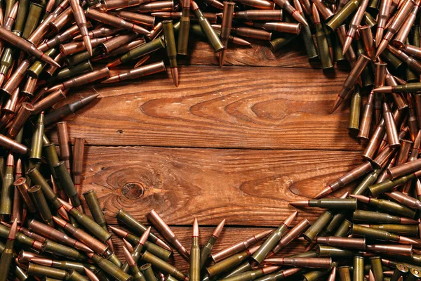 Много разных боеприпасов на деревянном фоне. — стоковое фото