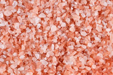 Pembe himalaya tuzu beyaz arkaplanda izole edilmiş..