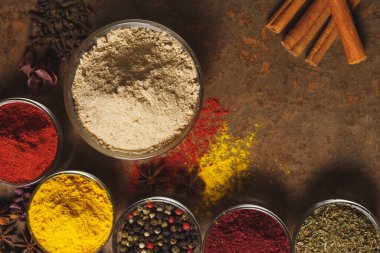 Yer zencefili. Mesaj için yer. Taş bir arka planda bir kasedeki farklı baharatlar. Yukarıdan görünüşü