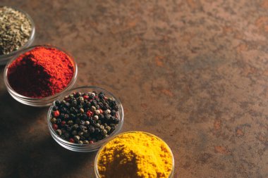 Farklı Baharatlar. Taş zemin üzerinde baharatlar.