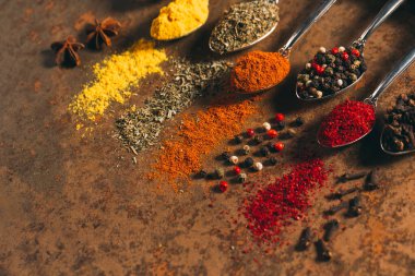 Farklı Baharatlar. Taş zemin üzerinde baharatlar.