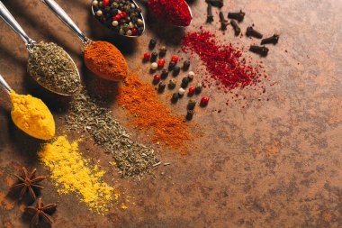 Farklı Baharatlar. Taş zemin üzerinde baharatlar.