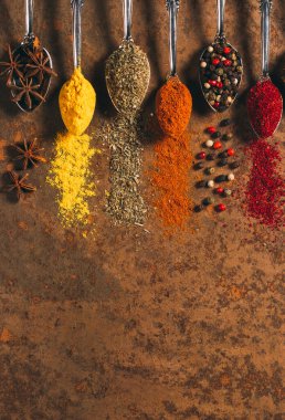 Farklı Baharatlar. Taş zemin üzerinde baharatlar.
