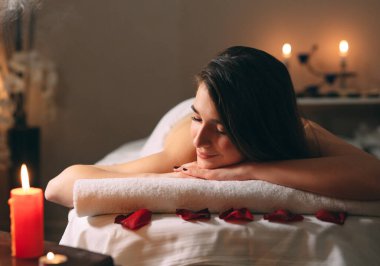 Spa, masaj. Genç, siyah saçlı güzel bir kız masaj bekliyor..