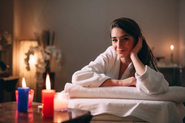 Spa, masaj. Genç, siyah saçlı güzel bir kız masaj bekliyor..