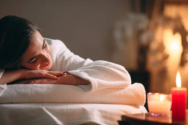 Spa, masaje. Una joven guapa morena está esperando un masaje. —  Fotos de Stock