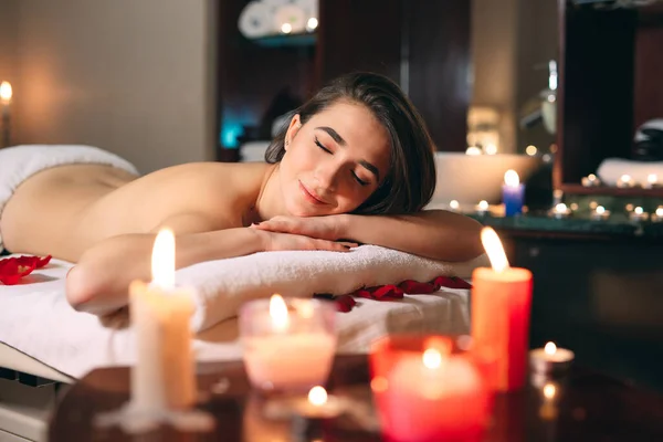 Spa, massage. A young dark-haired beautiful girl is waiting for a massage. — Stock Photo, Image