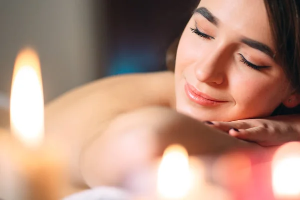 Spa, masaje. Una joven guapa morena está esperando un masaje. —  Fotos de Stock