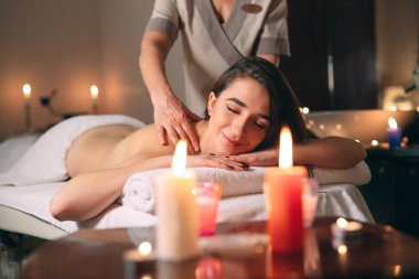 Spa, masaj. Genç siyah saçlı güzel kız masaj yapıyor..