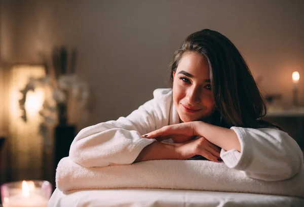 Spa, masaje. Una joven guapa morena está esperando un masaje. —  Fotos de Stock