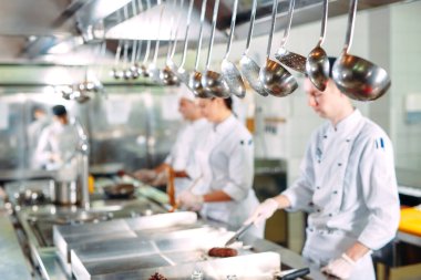 Modern mutfak. Aşçılar restoranın ya da otelin mutfağındaki ocakta yemek hazırlarlar. Mutfaktaki yangın.
