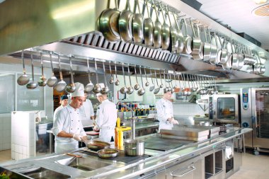 Modern mutfak. Aşçılar restoranın ya da otelin mutfağındaki ocakta yemek hazırlarlar. Mutfaktaki yangın.