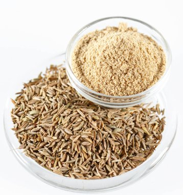 Beyaz arkaplanda izole edilmiş bir tabakta kimyon.