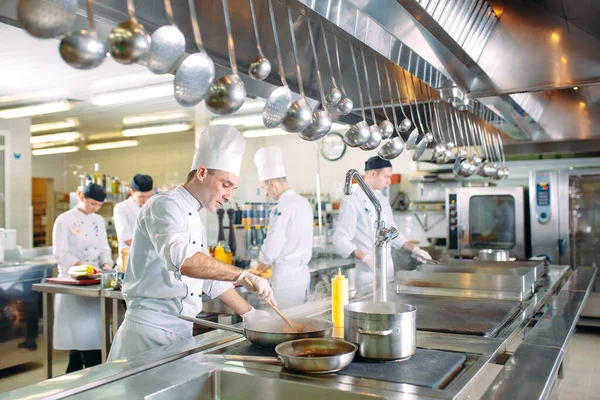 Cocina moderna. Los chefs preparan comidas en la cocina de los restaurantes — Foto de Stock