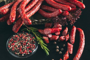 Koyu bir arka planda sosis avlamak..