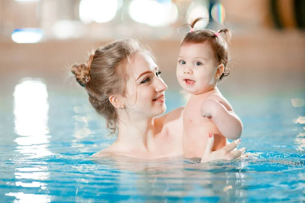 Mutter und Baby schwimmen im Pool. — Stockfoto