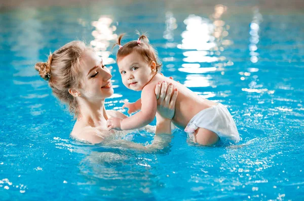 Mãe e bebê nadam na piscina. — Fotografia de Stock
