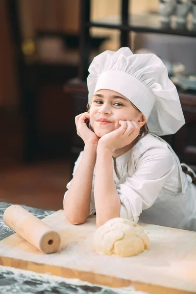 Dziewczyna dzieciak są przygotowanie ciasta w kuchni. — Zdjęcie stockowe