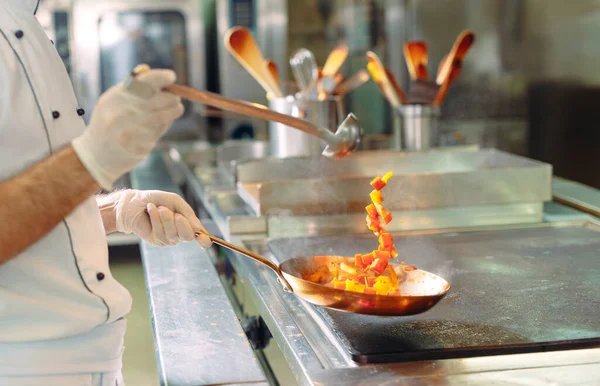 Chef kocht Gemüse in Wok-Pfanne. Oberflächlicher Dof. — Stockfoto