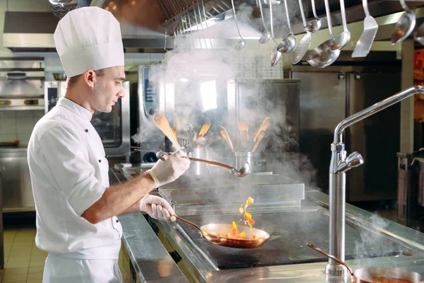 Chef kocht Gemüse in Wok-Pfanne. Oberflächlicher Dof. — Stockfoto