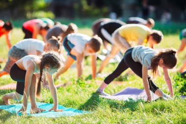 Yoga dersleri açık havada. Çocuklar Yoga,