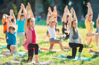 Yoga dersleri açık havada. Çocuklar Yoga,