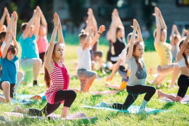 Yoga dersleri açık havada. Çocuklar Yoga,