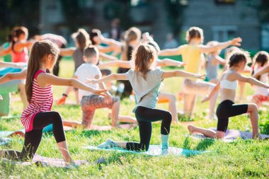 Yoga dersleri açık havada. Çocuklar Yoga,