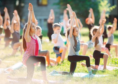 Yoga dersleri açık havada. Çocuklar Yoga,