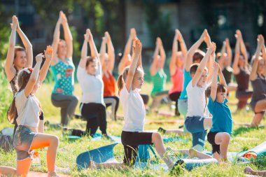 Yoga dersleri açık havada. Çocuklar Yoga,