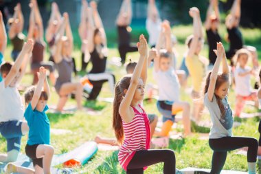 Yoga dersleri açık havada. Çocuklar Yoga,