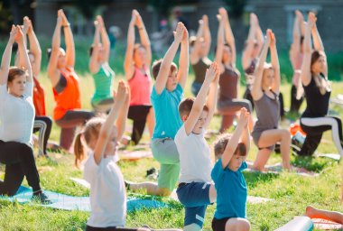Yoga dersleri açık havada. Çocuklar Yoga,