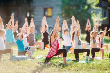 Yoga dersleri açık havada. Çocuklar Yoga,