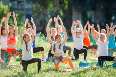 Yoga dersleri açık havada. Çocuklar Yoga,