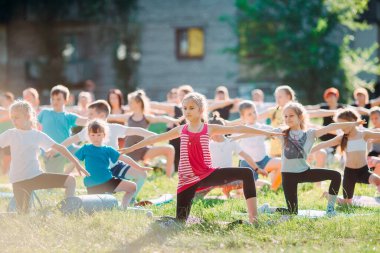Yoga dersleri açık havada. Çocuklar Yoga,