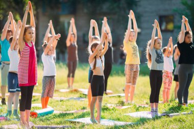 Yoga dersleri açık havada. Çocuklar Yoga,