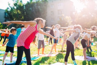 Yoga dersleri açık havada. Çocuklar Yoga,