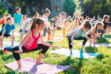 Yoga dersleri açık havada. Çocuklar Yoga,