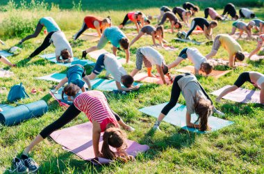 Yoga dersleri açık havada. Çocuklar Yoga,