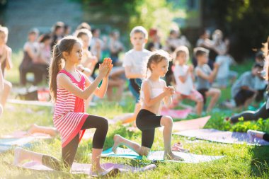 Yoga dersleri açık havada. Çocuklar Yoga,