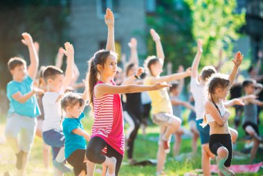 Yoga dersleri açık havada. Çocuklar Yoga,